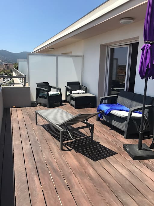 Immense terrasse de 30 m2 avec salon de jardin. Et transat