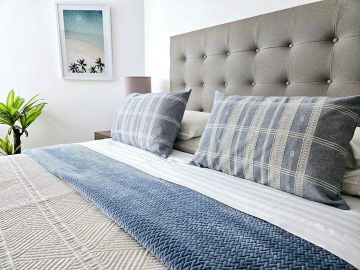 Glavna spavaća soba s bračnim krevetom (160x200), 55-inčnim televizorom i mirnom atmosferom za dobar odmor.