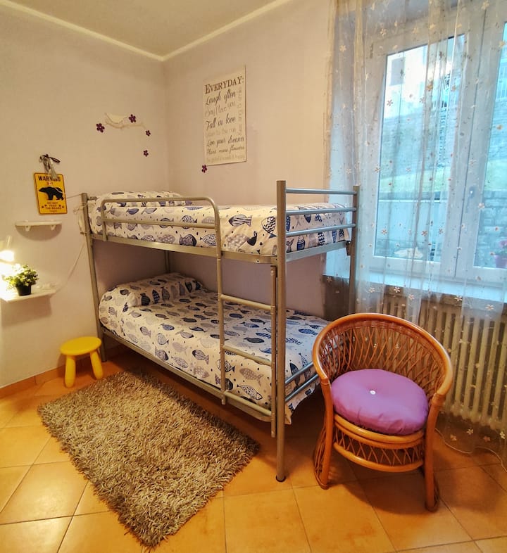 Chumba cha kulala kilicho na kitanda cha ghorofa, mwonekano wa bustani yetu
Chumba cha kitanda cha ghorofa, tazama bustani yetu