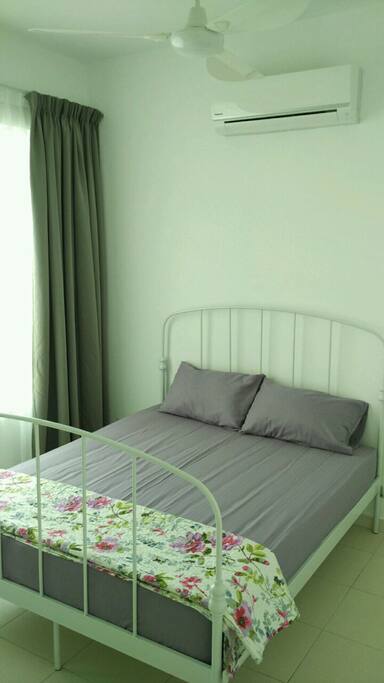 Room 1 (Queen bed)
