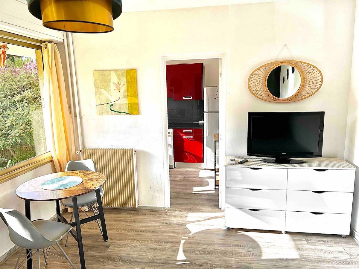 Annonce Airbnb populaire: Juan air-conditioned studio pool park near beaches à Antibes