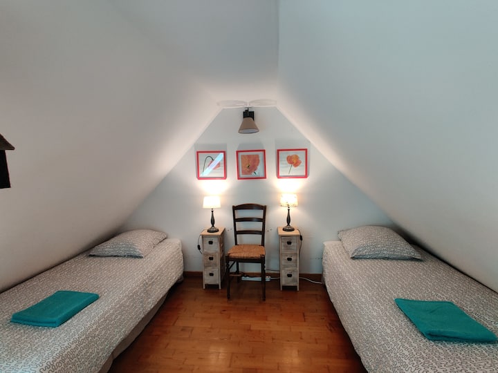 Dormitorio mezzanine, ático, incluyendo 2 camas de una plaza.