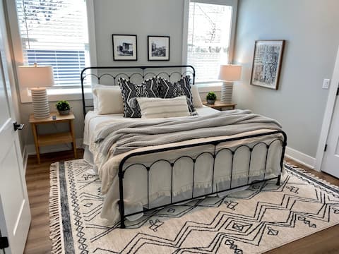 Cozy, Modern Downtown Apartment, Walk to Square