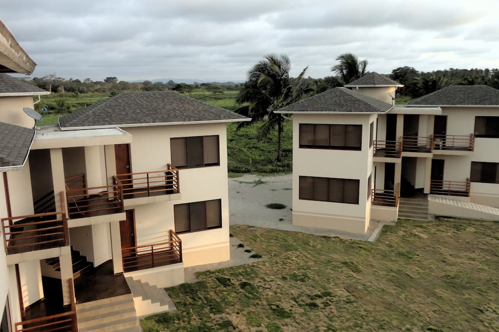 Otra vista de la fachada de la Villa donde están las habitaciones