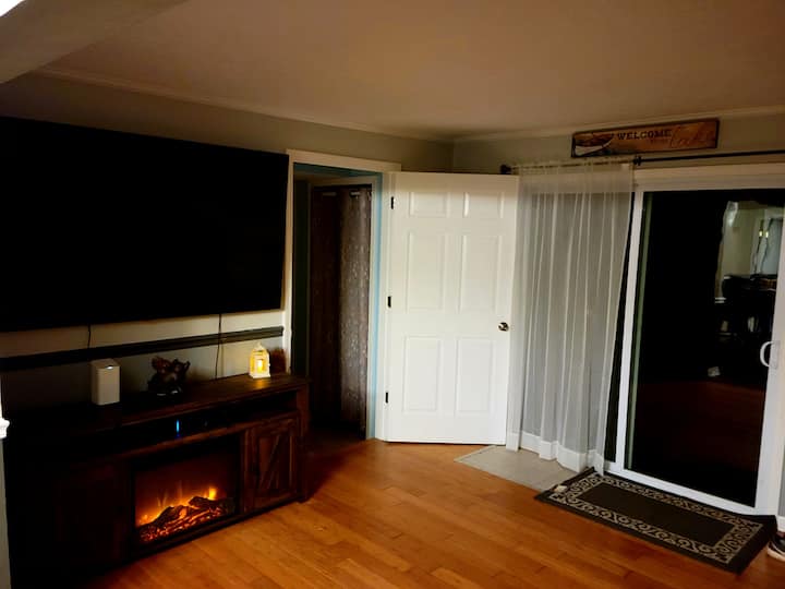 Lake Escape W/ Hot Tub, Dock & Kayaks, Sleeps 12 - Vicksburg, MI