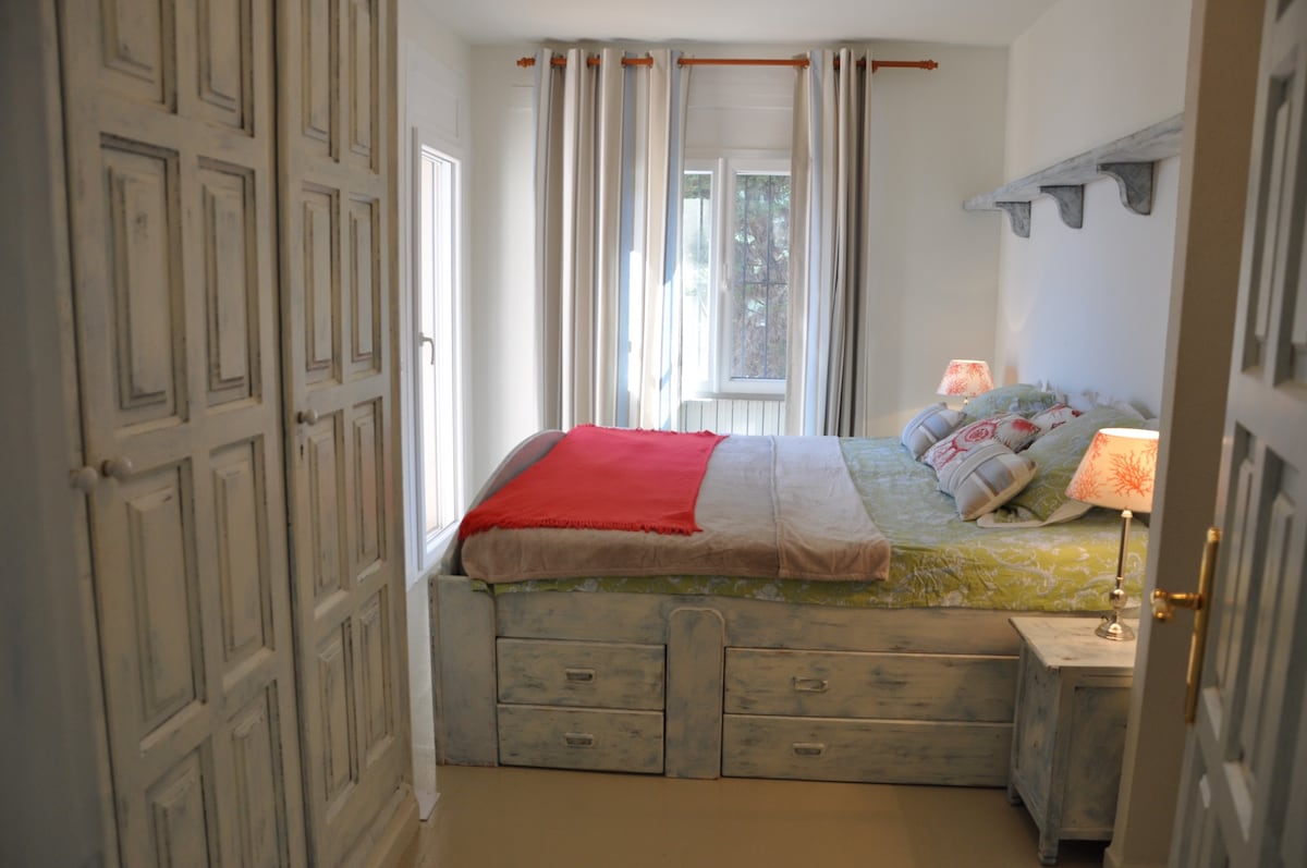 Glavna spavaća soba s 1 bračnim krevetom i vlastitom kupaonicom/ glavna spavaća soba s bračnim krevetom i vlastitom kupaonicom.