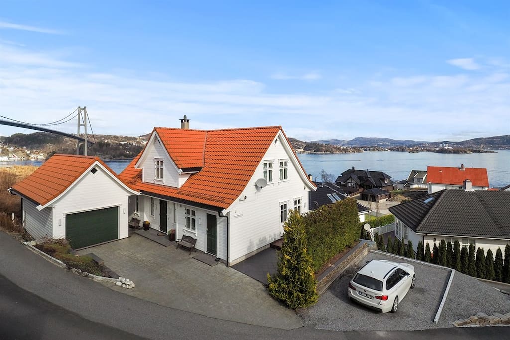 Stor garasje og god plass til tre biler.