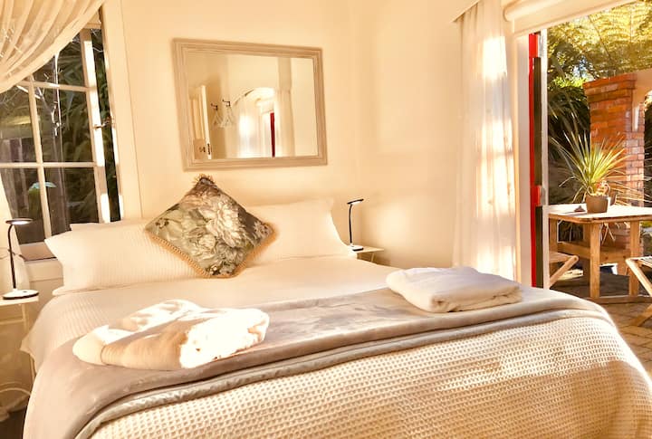 ห้องนอนควีนไซส์ 2 (ลิตเติ้ลอิตาลี) พร้อมห้องน้ำในตัวชั้นบน - มีประตูคู่ที่นำไปสู่ลานด้านนอกของตัวเอง