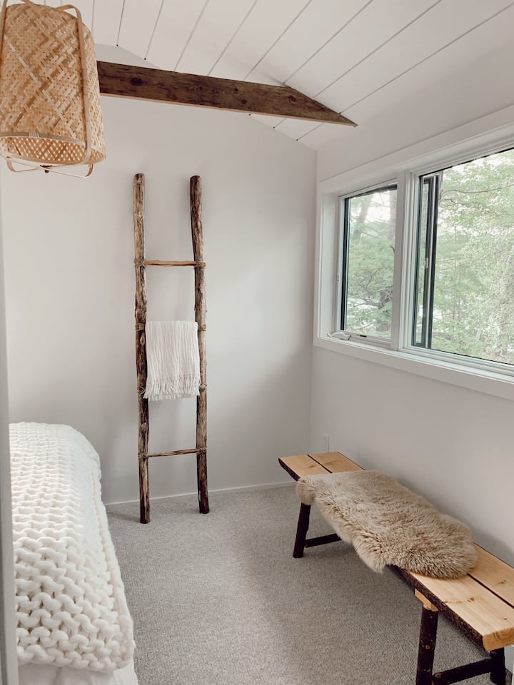 Queen bedroom #2 with a view of the lake