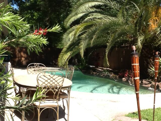 Inviting bungalow with garden and pool near IAH.