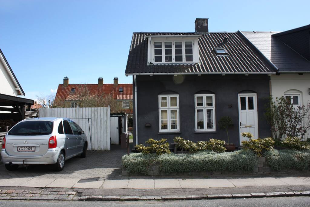 Ligger på en hyggelig stille vej, tæt på transport til centrum.
Located on a quiret small road, close to public transportation.