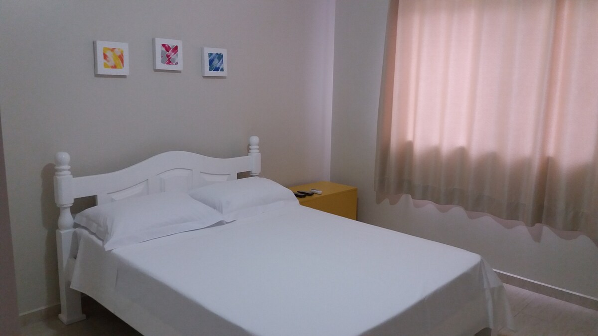 Dormitorio con baño al lado, planta baja parte de la casa principal (parte trasera)