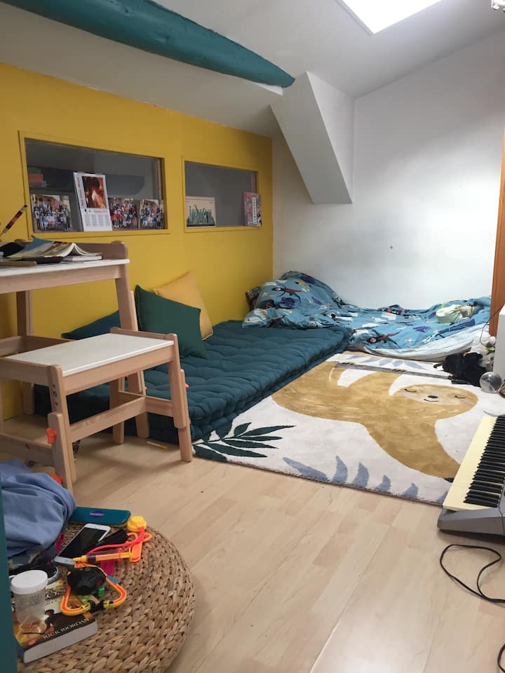 Dječja soba u potkrovlju s dva odvojena madraca