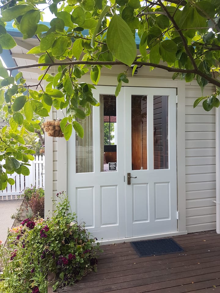 Eneo lililowashwa na mwangaza wa sensorer usiku kwa ajili ya usalama