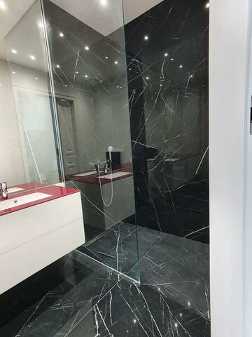 180m2 luxury rooftop in front of Hundertwasserhaus gallery image 5