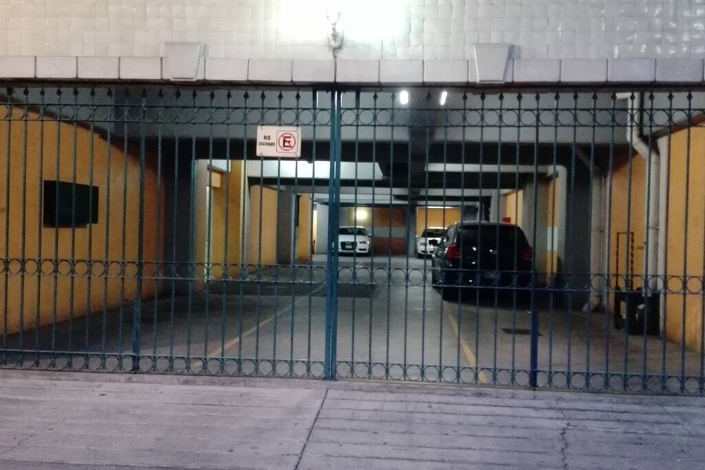 Estacionamiento visto desde la calle