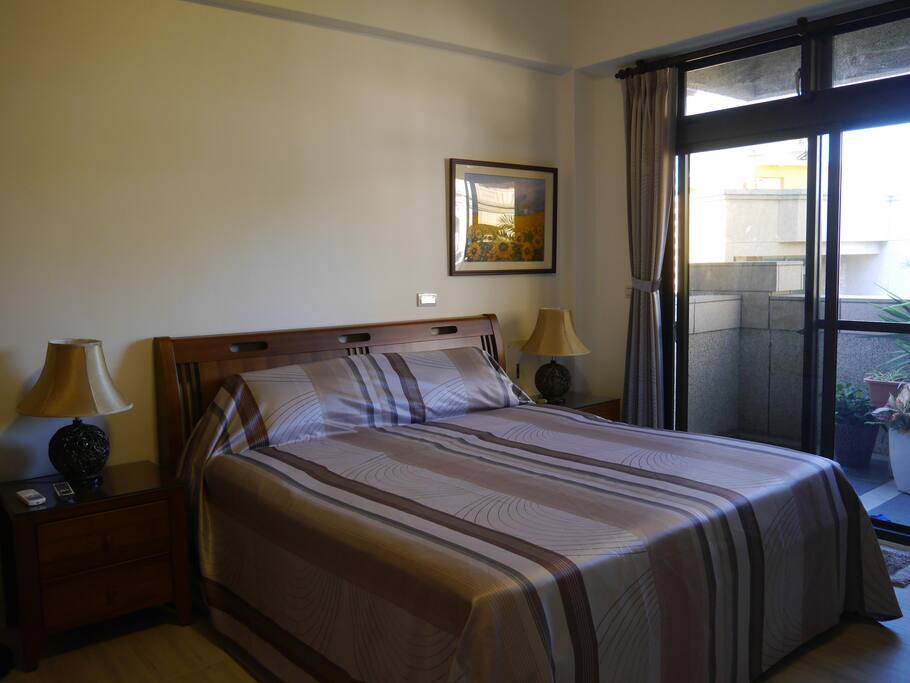 2F Room A (King-size bed) 特大雙人床
2樓房型A
