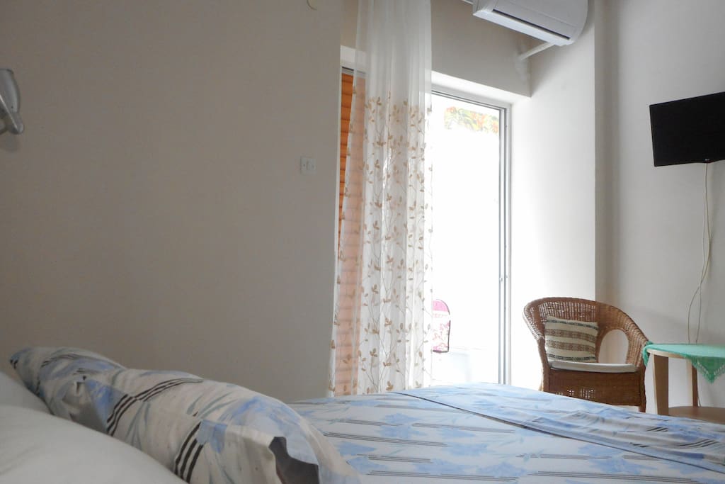 Bedroom 1 (1 double bed)