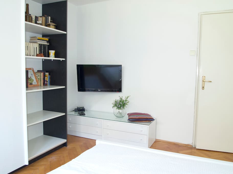 Bedroom with cable tv