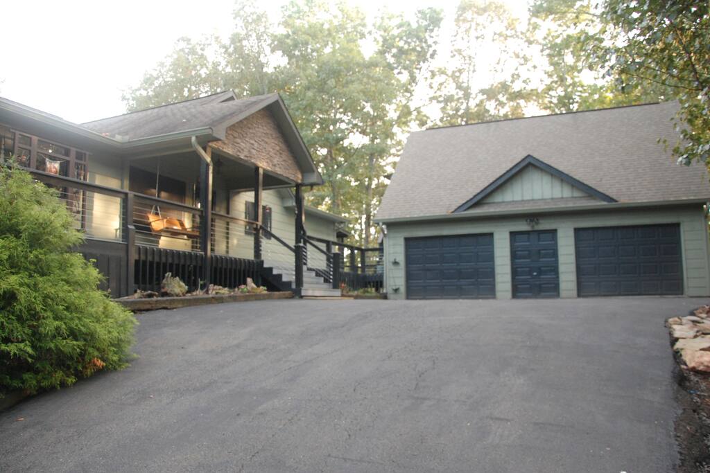 Paved roads, ample parking for up to 18 cars! Easy load in and load out.