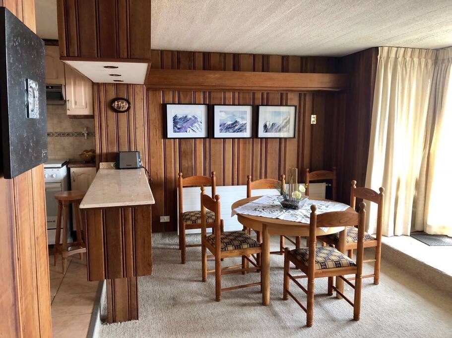 Comedor con mesa extensible para 9 personas.