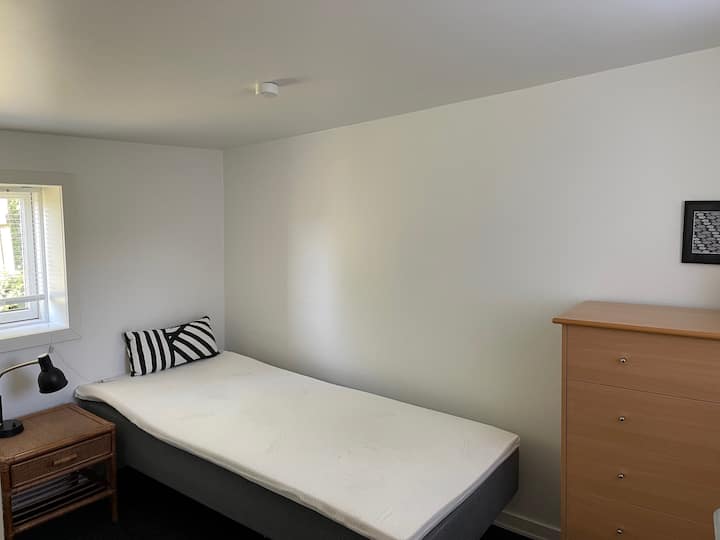 Პატარა საძინებელი ერთი ერთადგილიანი საწოლით (შესაძლებელია დამატებითი საწოლის მოთავსება)