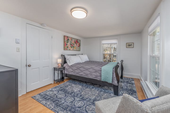 ห้องนอนสว่างและสะดวกสบายพร้อมเตียงควีนไซส์