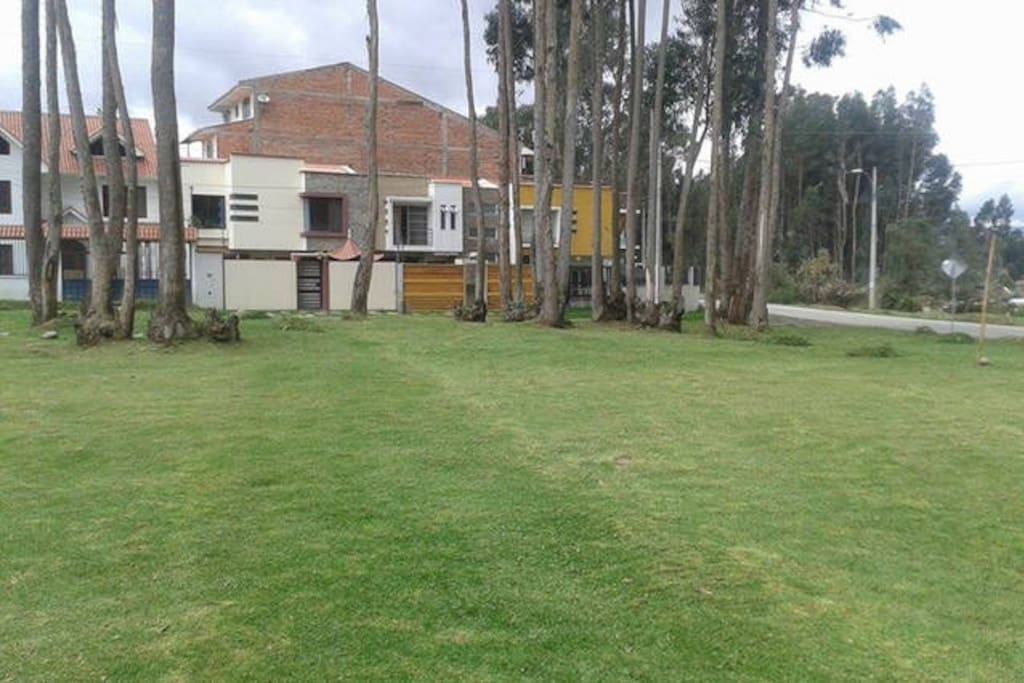 Front view of the house and the park. Vista frontal de la casa y del parque.