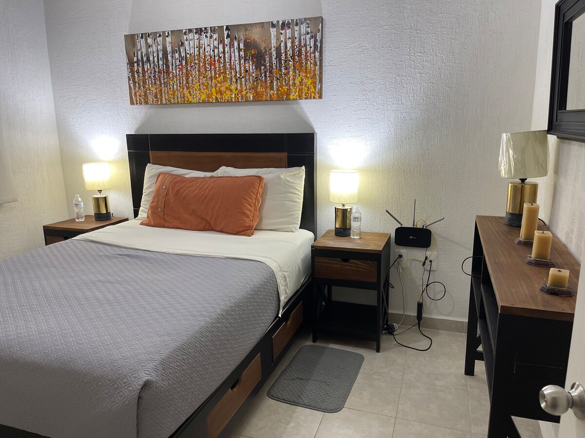 Casa E&E อยู่ใกล้กับเขตอุตสาหกรรม El Márquez และมหาวิทยาลัย UPQ ล้อมรอบด้วยเขตอนุรักษ์ทางนิเวศวิทยาและเส้นทางจักรยาน มีการเฝ้าระวังตลอด 24 ชั่วโมงทุกวันมีการตกแต่งใหม่และมีทุกสิ่งที่คุณต้องการสำหรับ 4 คน มีอินเตอร์เน็ตที่ดี 