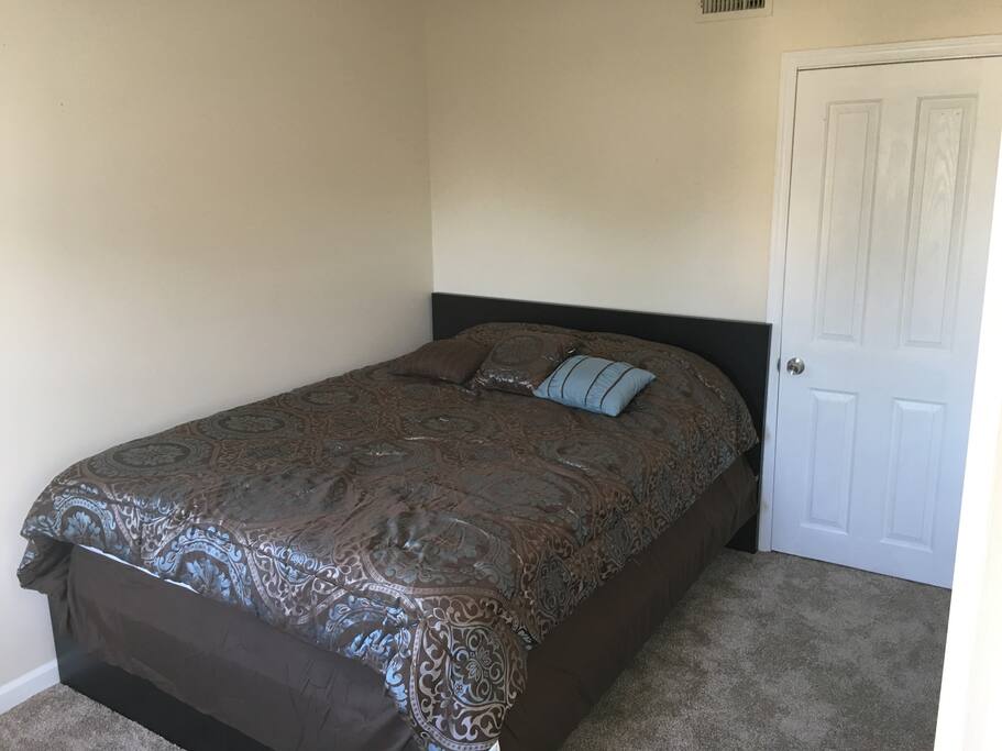 Private Room – Queen bed, full closet, dresser and personal desk. Wall mounted flat screen TV and cable included.