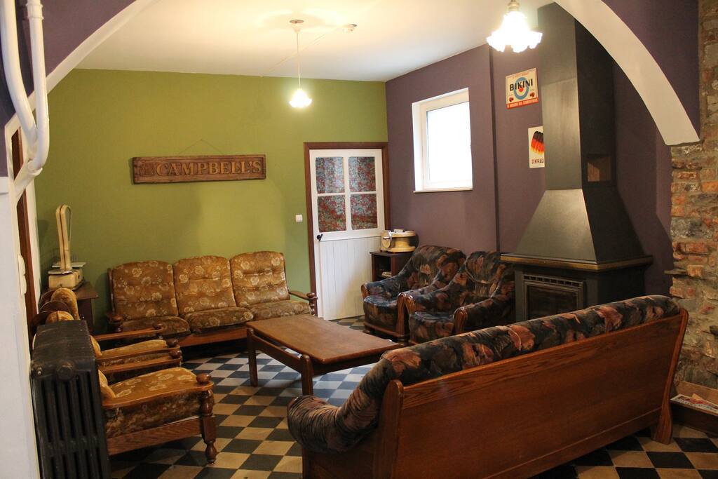 Salon met houtkachel
