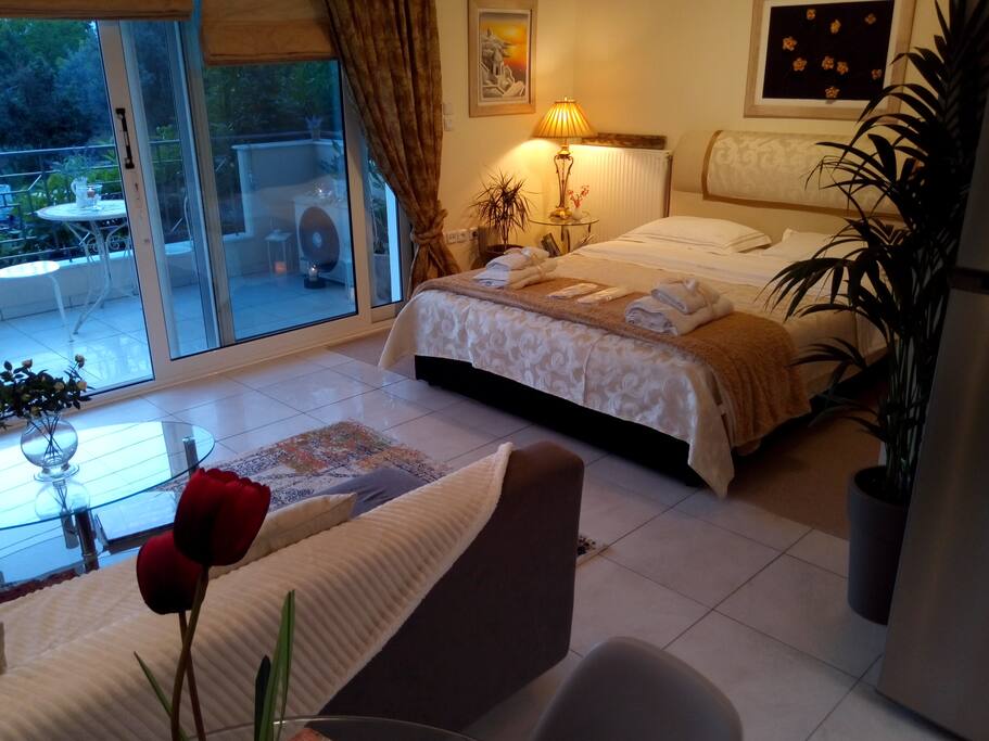 ΚΡΕΒΑΤΟΚΑΜΑΡΑ - ΜΠΑΛΚΟΝΙ ΜΕ ΘΕΑ ( BED ROOM-BALKONY WITH VIEW)
