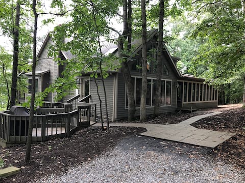 Raystown Retreat - Spacious Luxury Family Cabin