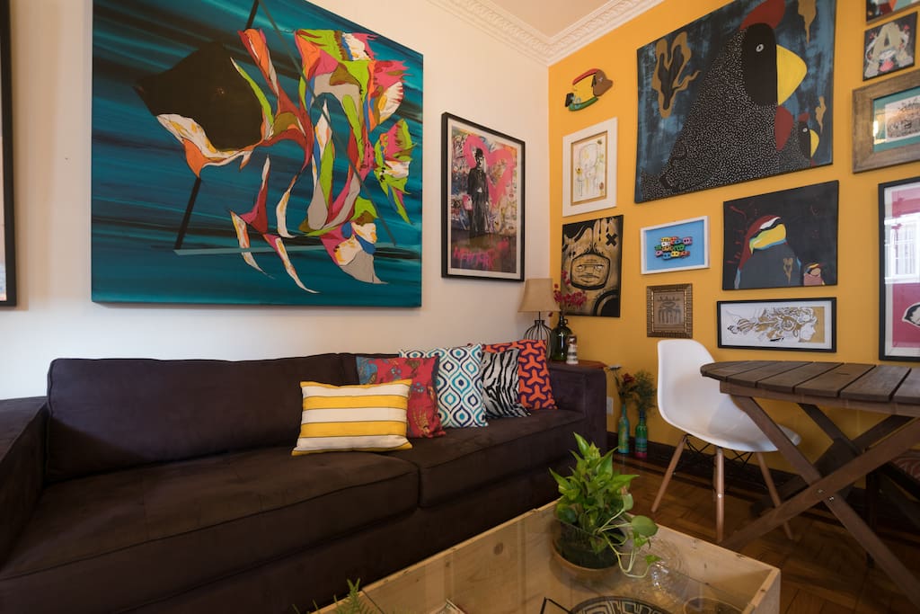 Sala compartilhada com os moradores. Sinal de wi-fi, TV a cabo, mini-bar, espaço para refeições, café expresso, frigobar