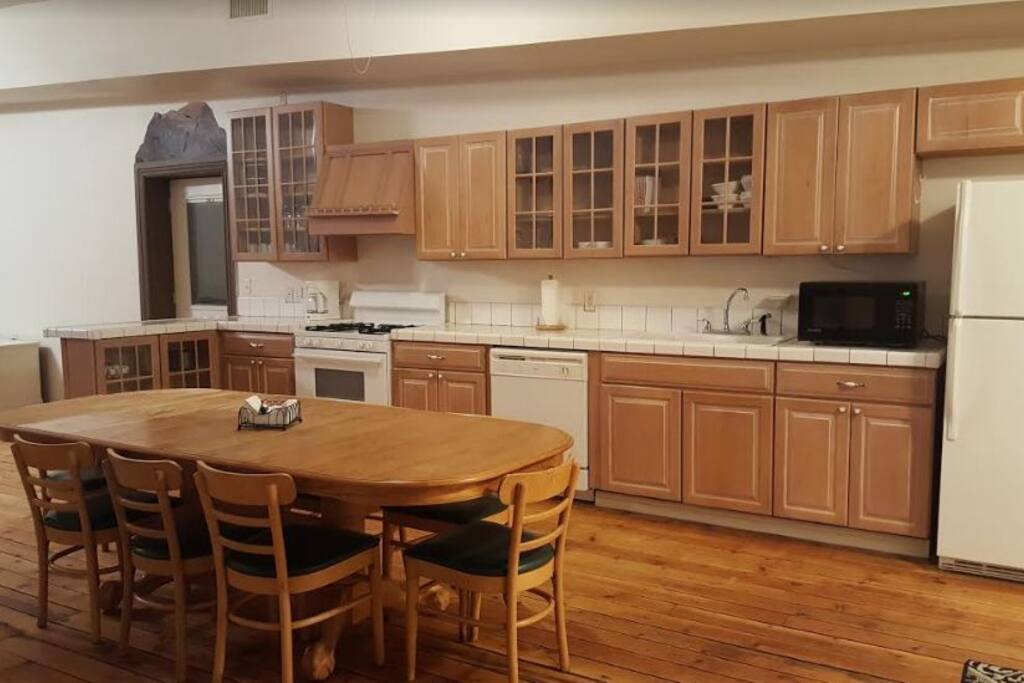 kitchen, 10 chairs