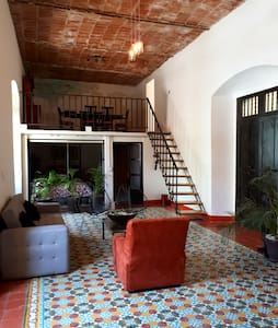 La Casa de don Mario / 20 de noviembre. Downtown