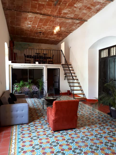 La Casa de don Mario / 20 de noviembre. Downtown