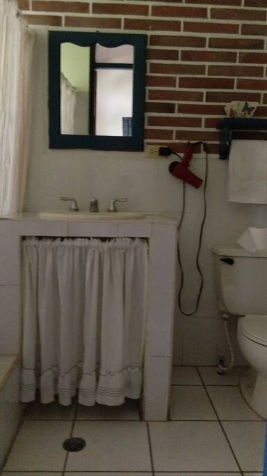 Limpio y cómodo baño con closet integrado