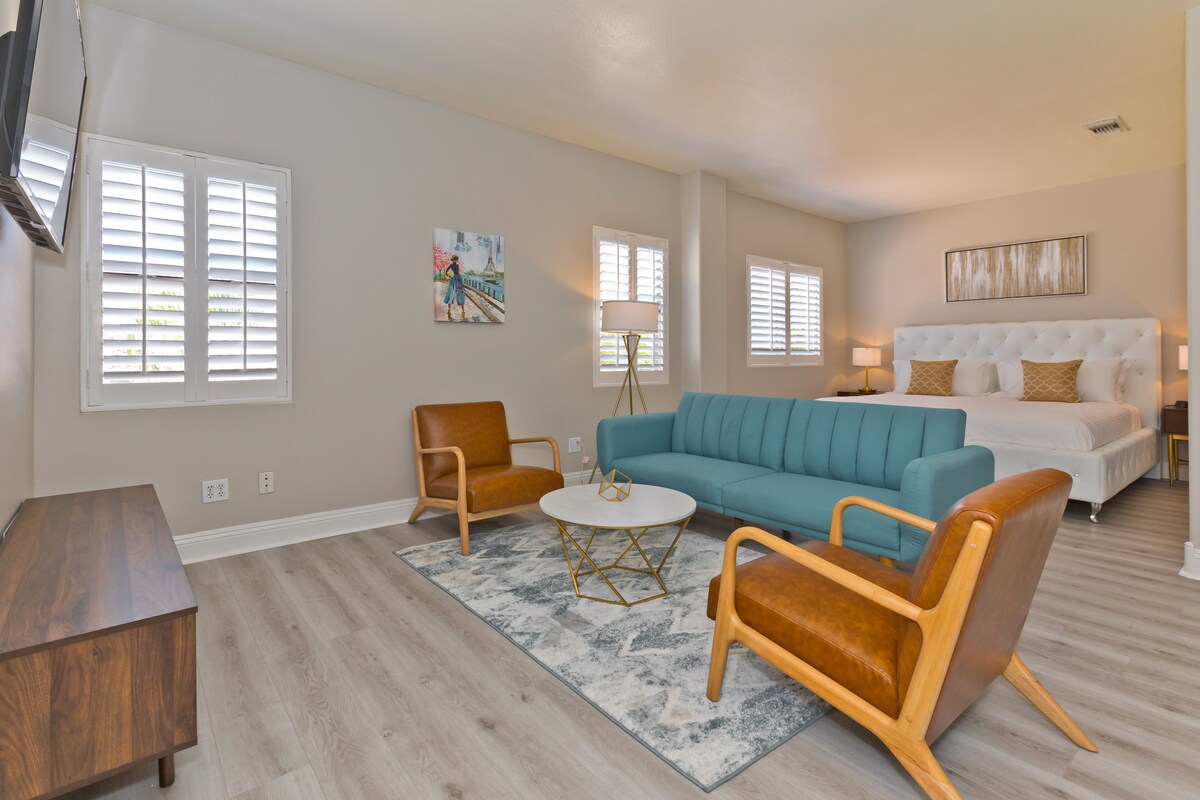 De primaire slaapkamer heeft een kingsize bed en een geweldige loungeruimte 