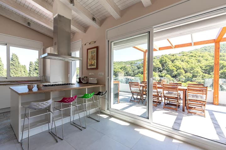 Modern villa with stunning views & private pool