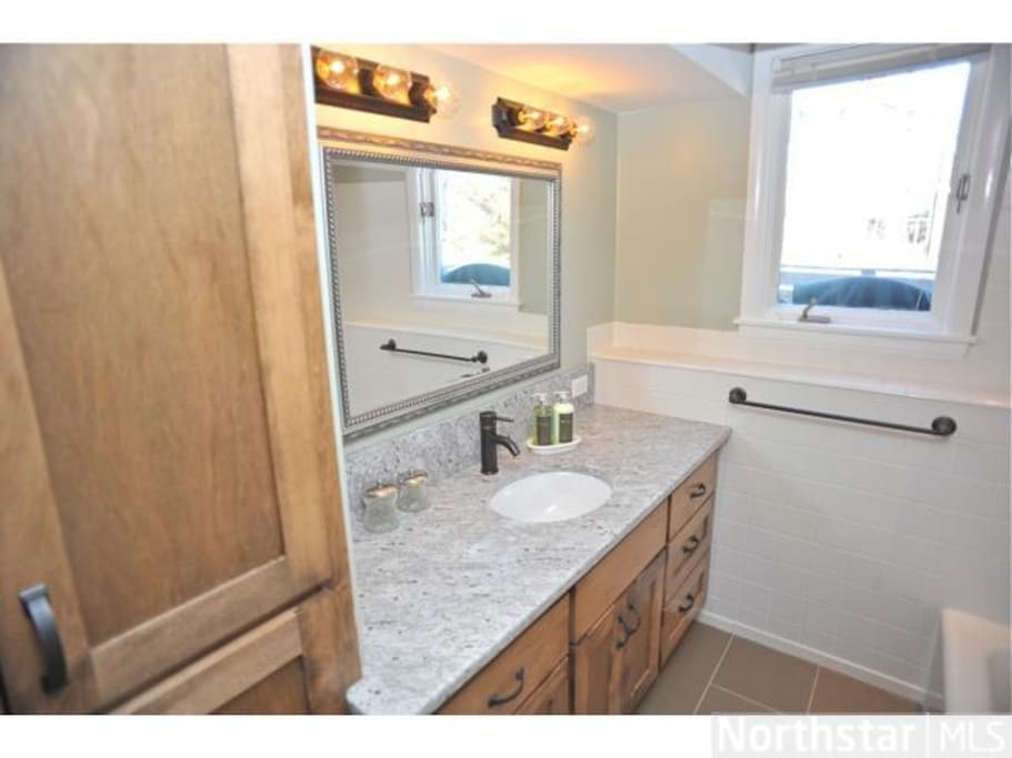Guest bath w/ tub/shower