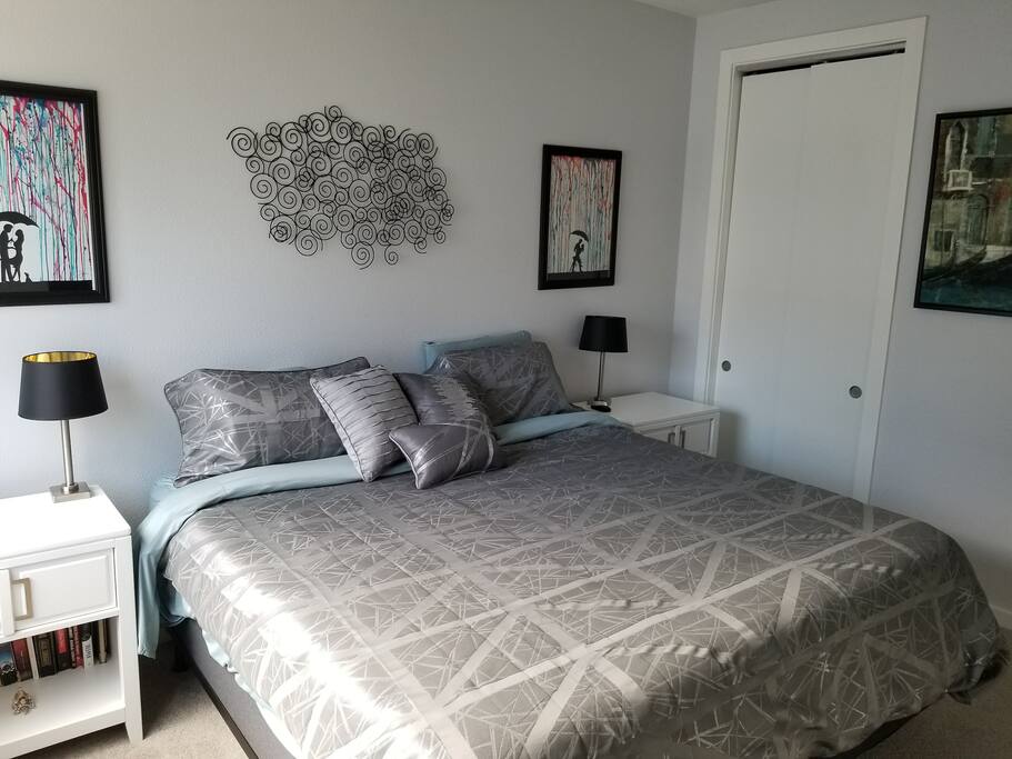 Private Guest Bedroom: Brand new King designer mattress, Smart TV, blackout shades, floor length mirror, suitcase holder and closet storage