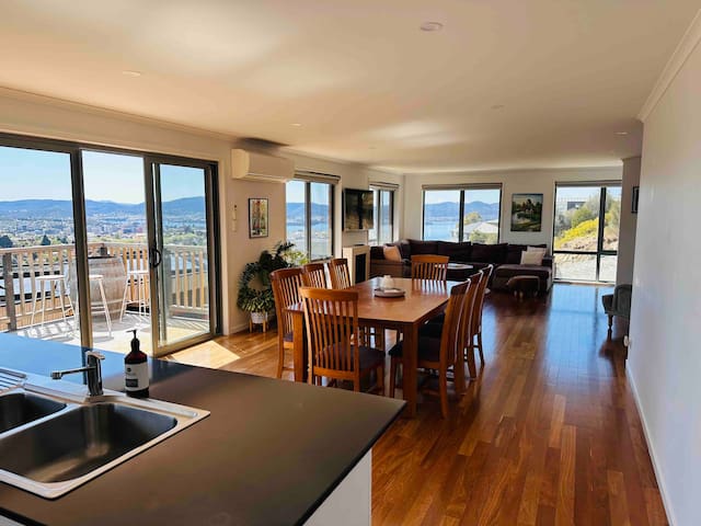 Stunning Hobart Views – Five Min to Waterfront