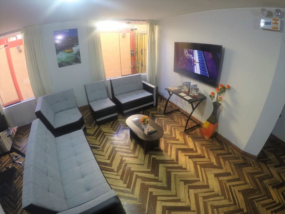 Sala con TV de 60" , Direct TV, Netflix