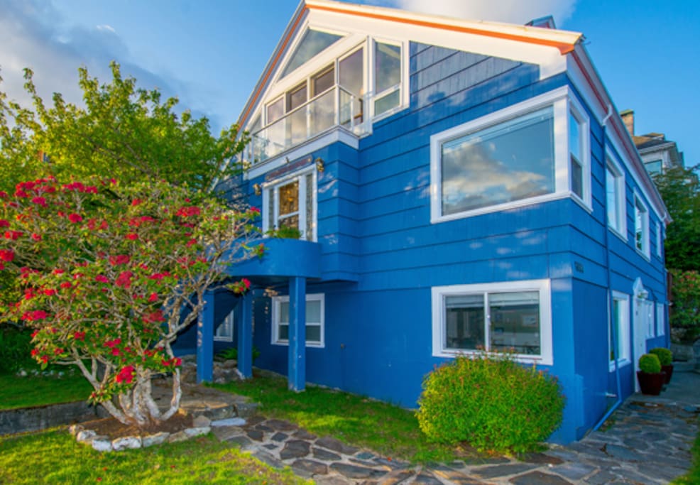 The house has a view from every angle, of the busy harbor, Deer Mountain, the garden and the city lights.
Charter fishing, city tours, art galleries, restaurants, movie theater and all that Ketchikan has to offer is only a short walk from the Alaska Nantucket House.