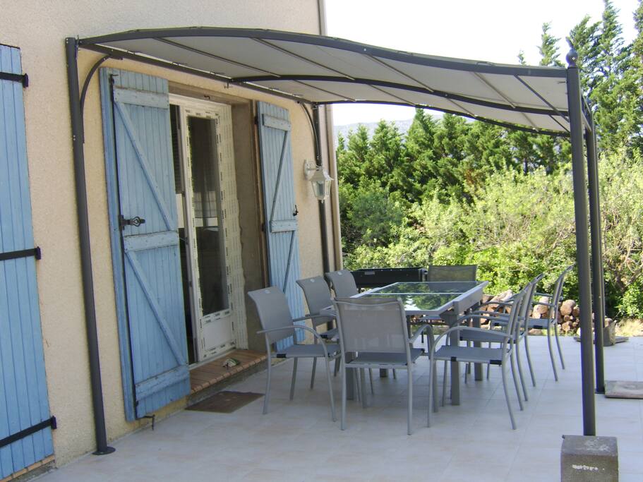 Terrasse sud-est.
Barbecue et repas sous la pergola