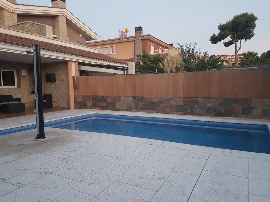 piscina privada y ducha