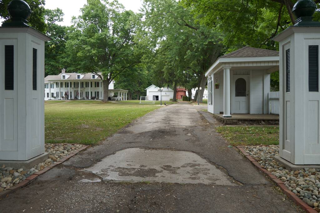 the driveway and main house from Michigan Ave