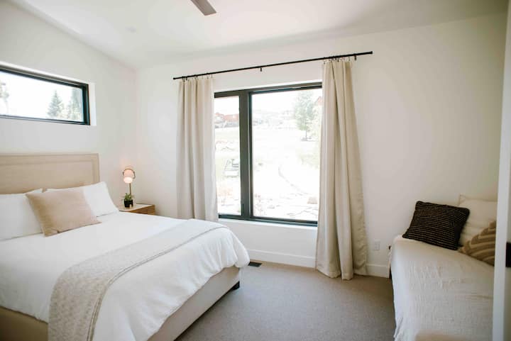 Main floor bedroom with single bed