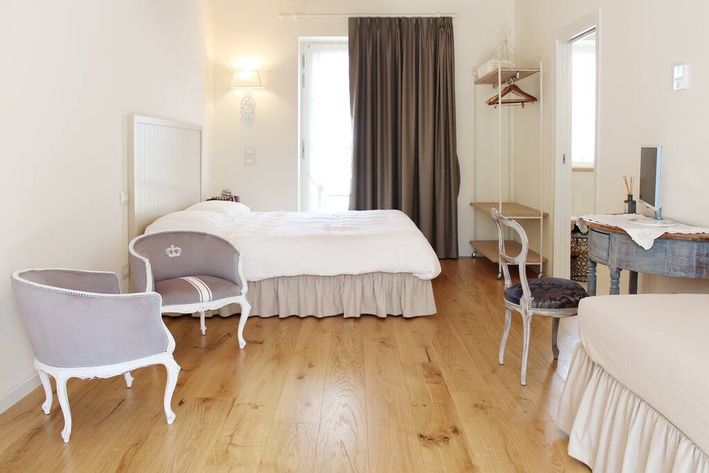 Stanza Robinia con arredo provenzale e tessuti in lino froisse
